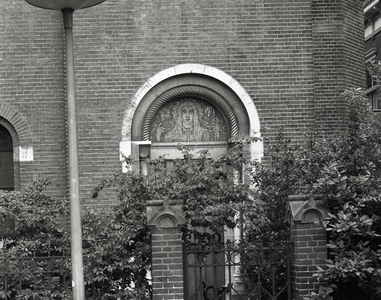 817191 Afbeelding van het door A. Federle ontworpen mozaïek, voorstellende St. Gertrudis, boven de rechter ingang van ...